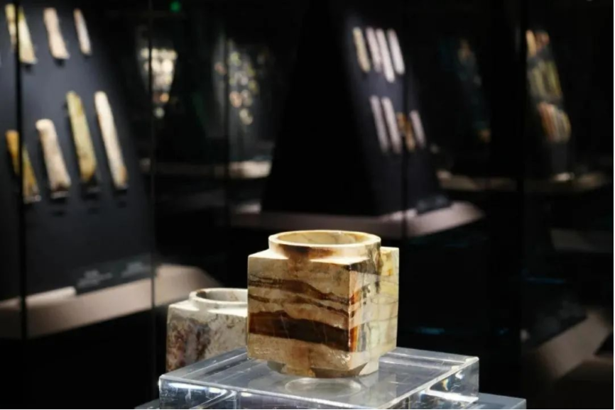 看到這張照片，你是不是以為玉琮在“裸展”？沒(méi)錯(cuò)，確實(shí)像。但它真的沒(méi)有裸展