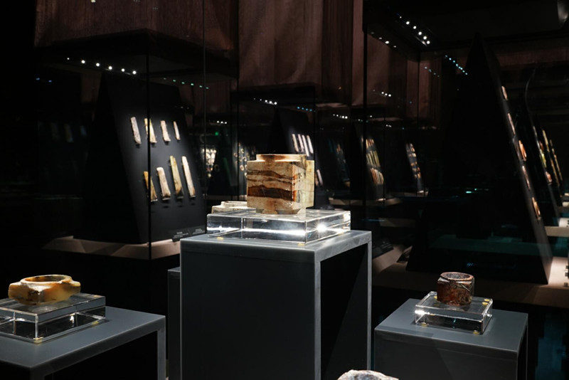 玉石展柜區(qū)，因?yàn)榈头床ＡУ募映?，更顯通透